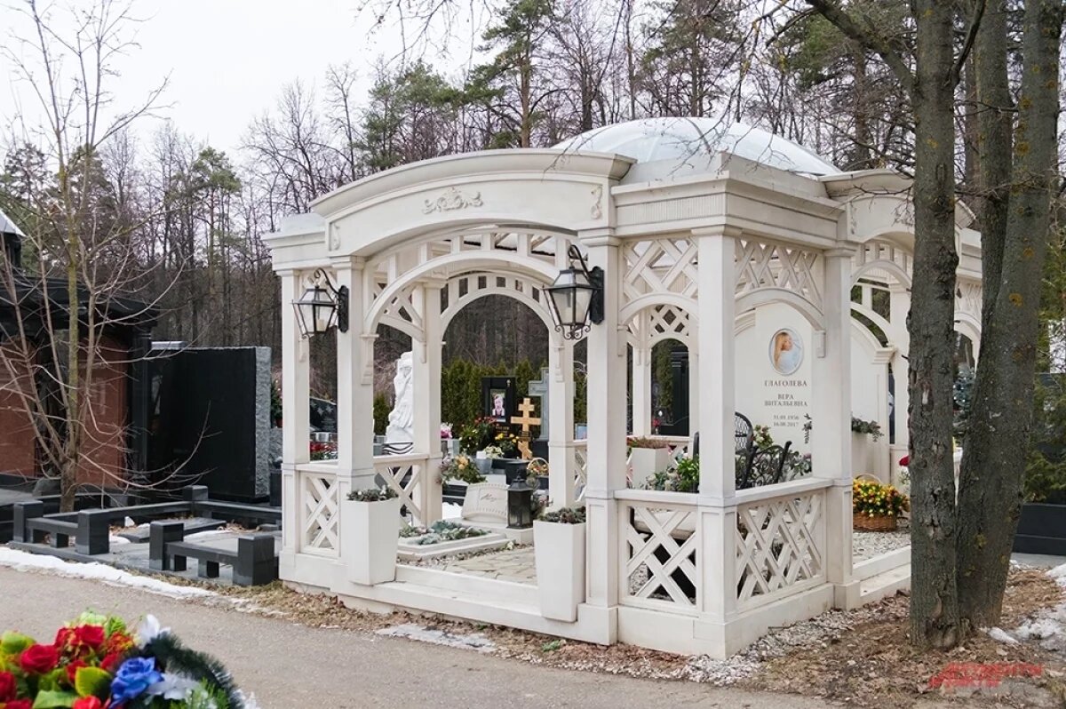    Через два года после смерти Веры Глаголевой на её могиле появился поразительный памятник. Кладбищенские его называют «дворец»