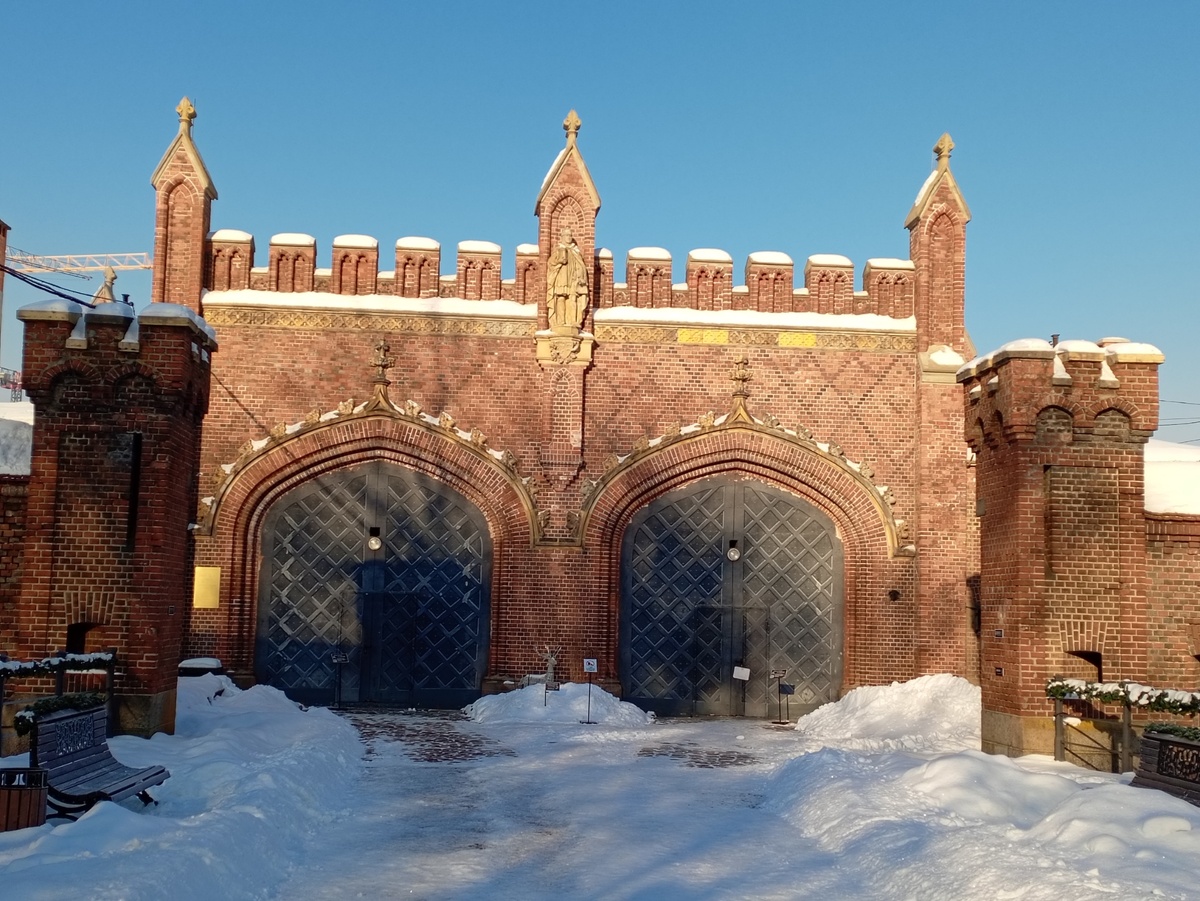 С противоположной стороны.