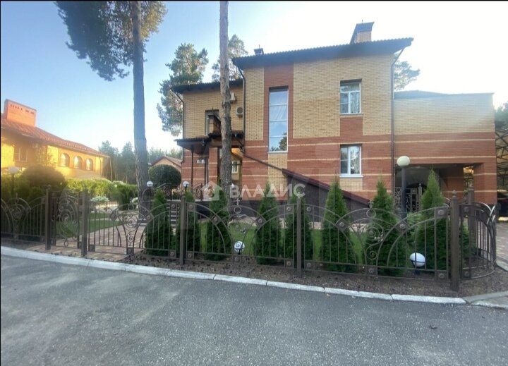 Скриншот с сайта Avito.ru. Листайте галерею