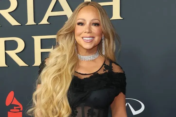     Мэрайя Кэри в прозрачном платье и со множеством бриллиантов появилась на гала-вечере «Человек года-2026»