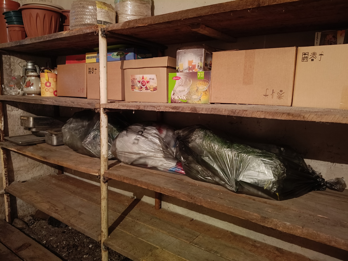 Часть полок в подвале уже заполнены