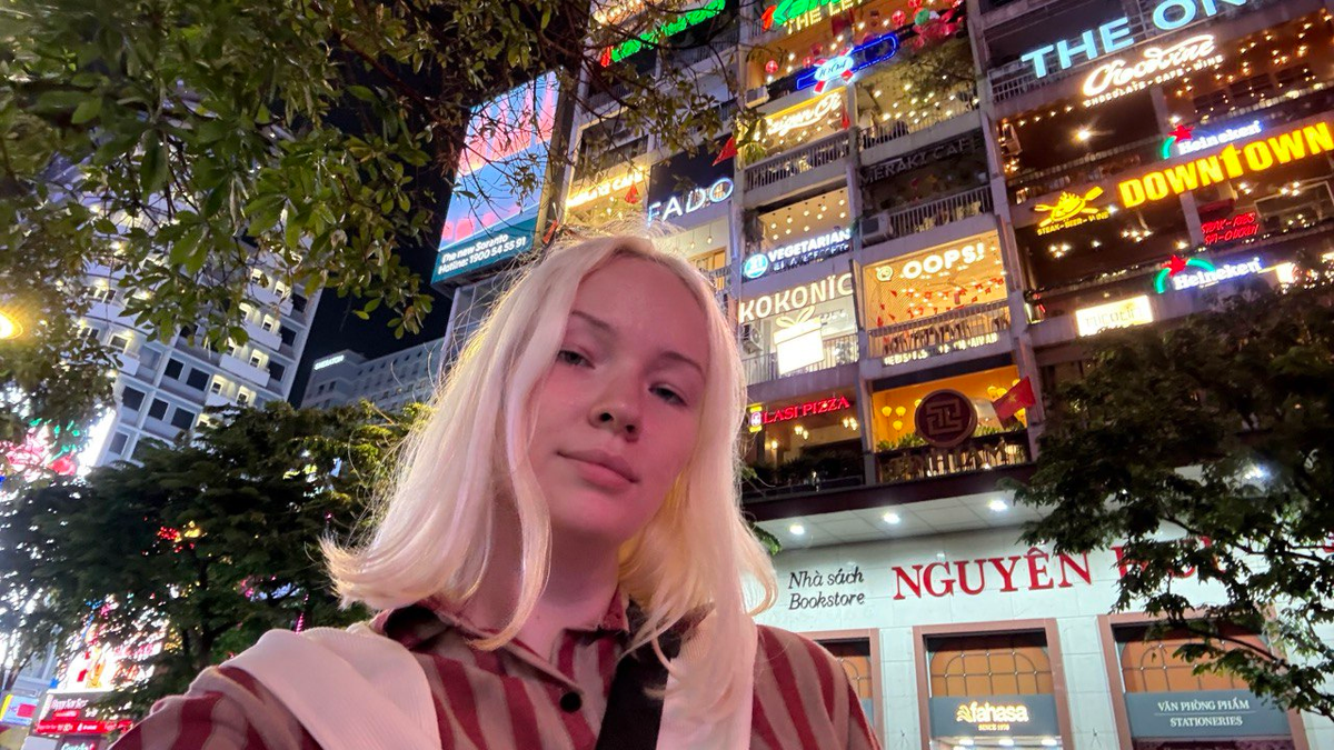 Привет, друзья! Я - Катя, стою напротив популярных кафе-квартир в Хошимине