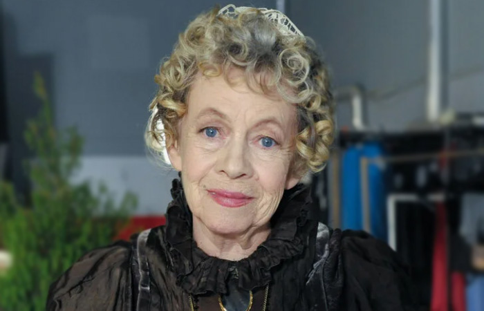 Её звали весёлой старушкой, а она тихо умирала от боли: Как актриса Назарова стала мамой для внучки, и как её сирота живёт в свои 16