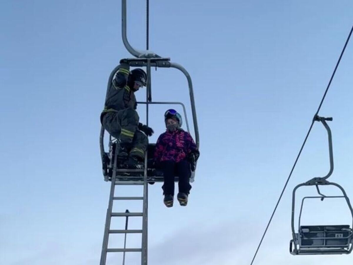    Спасатели помогают людям, застрявшим на фуникулёре в горнолыжном парке Дмитровского округа | © ГКУ МО "Мособлпожспас"/Telegram