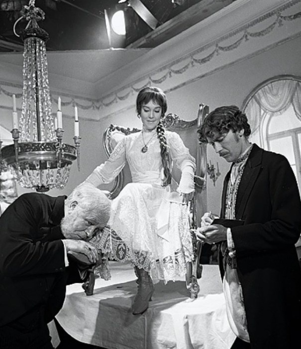 Кадр из кинофильма "Тени исчезают в полдень", 1971 год