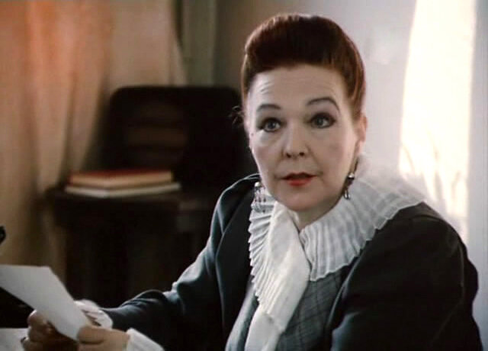 Кадр из кинофильма "Белые одежды", 1992 год