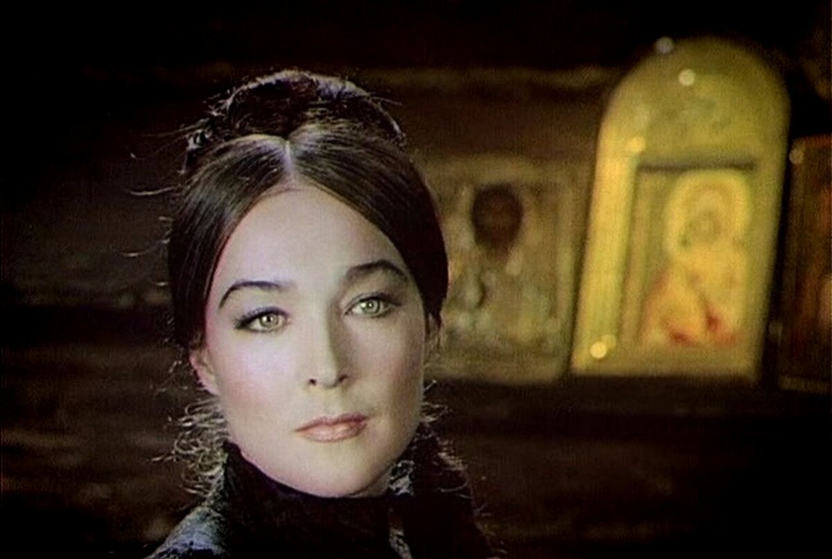 Кадр из кинофильма "Тени исчезают в полдень", 1971 год