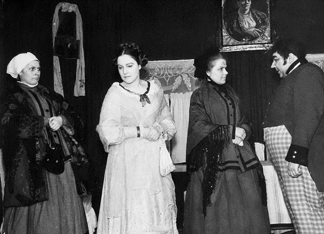 А. Завьялова (вторая слева) в студенческом дипломном спектакле "Женитьба", 1958 год 