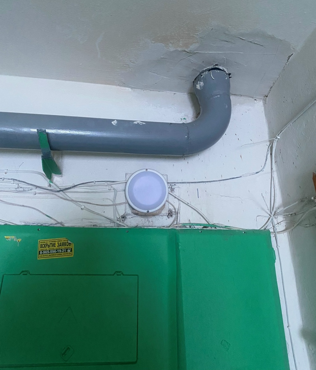 Тот самый незагерметизированный стык между трубами расположен в опасной близости от электрощитка