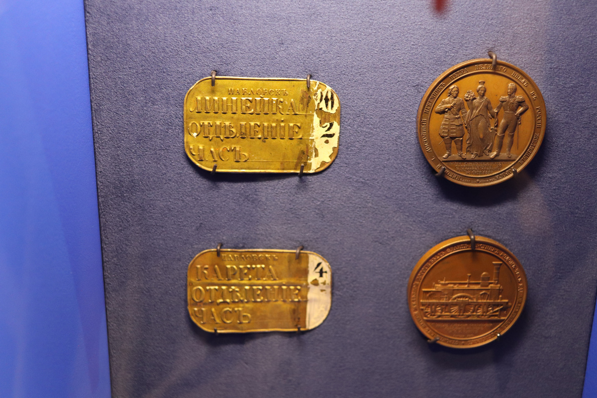 Слева на фотографии - билеты в "линейку" и "карету" поезда Царскосельской железной дороги