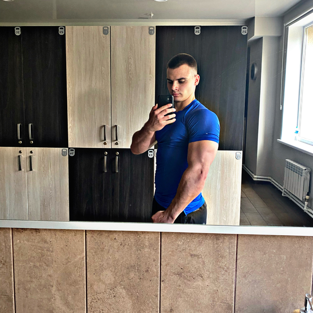 На примере моей формы: мои руки выглядят внушительно не потому я обладаю секретной методикой. Это генетика, а делаю я все тоже самое что и другие (практически).