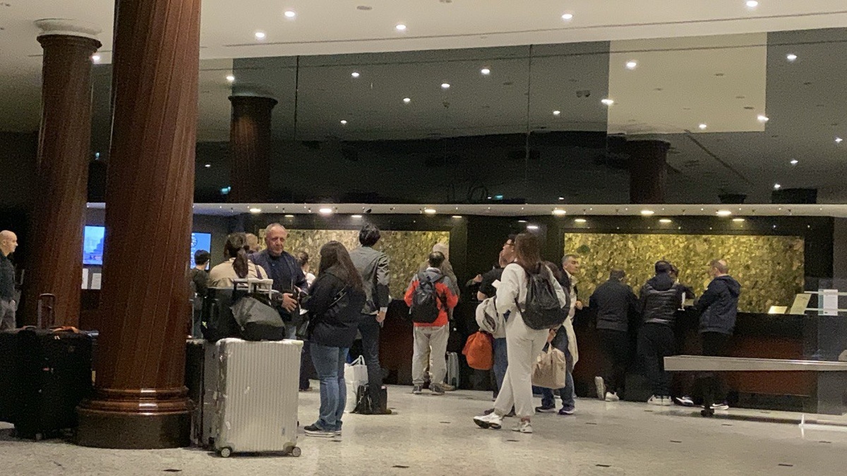 Это только примерно четверть не попавших на свои рейсы