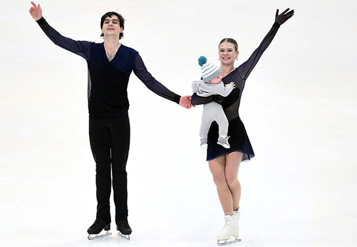 Александра Трусова с сыном Мишей и мужем Макаром Игнатовым. Фото: соцсети