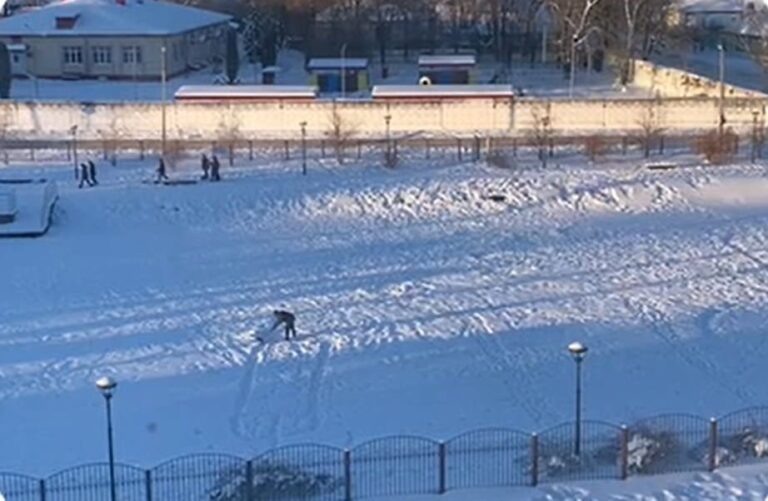 В центре Клинцов мужики и подростки победили нацизм и похабщину