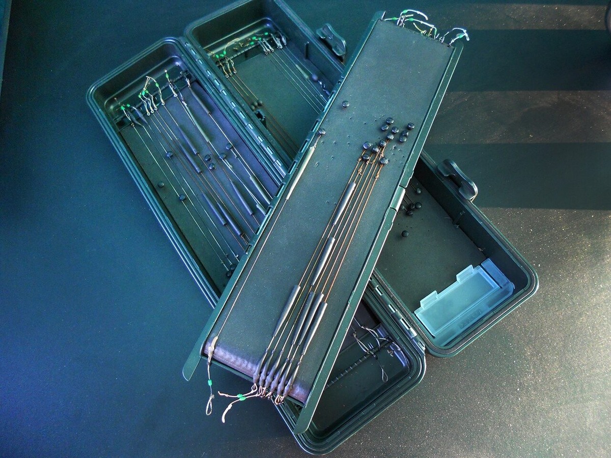 Поводки в поводочнице.