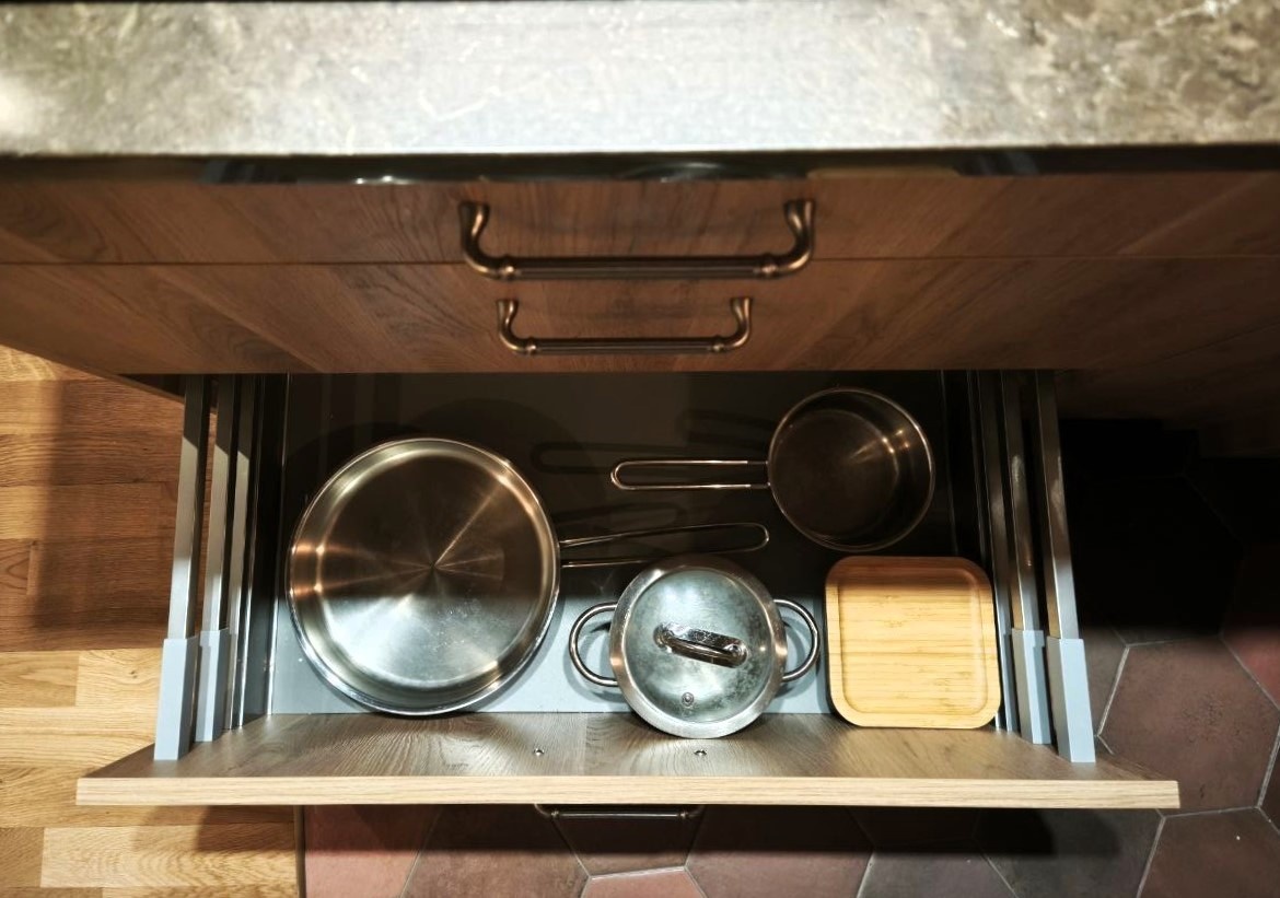 Ящики в нижнем "ярусе" кухни позволяют видеть все содержимое