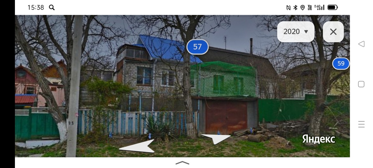 Это мой дом. Слева три окна и синяя крыша - это моя половина дома. Левее Машка, правее Алефтина