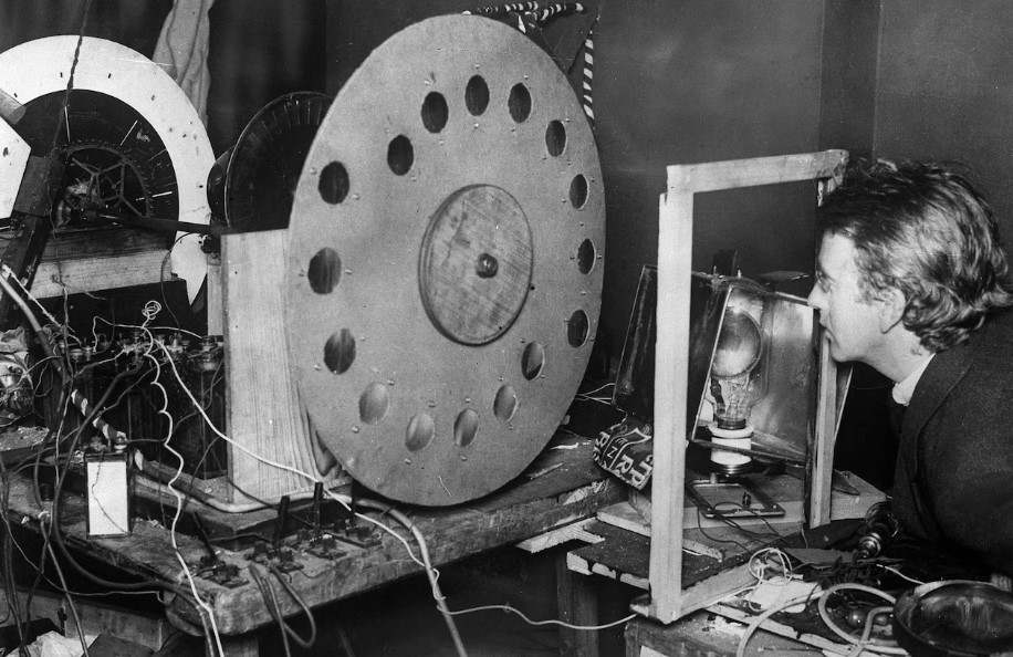 Джон Лоуги Бэрд со своей передающей станцией. Ноябрь 1925 г.