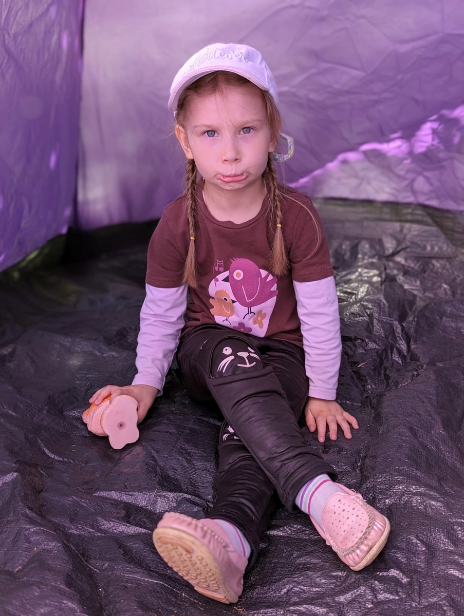 Мелиса, одна из моих красоток-учениц, обидчива, но отходчива. Вы её можете помнить по урокам акробатики и катания на коньках. Нынче Мелиса уже первоклассница. 