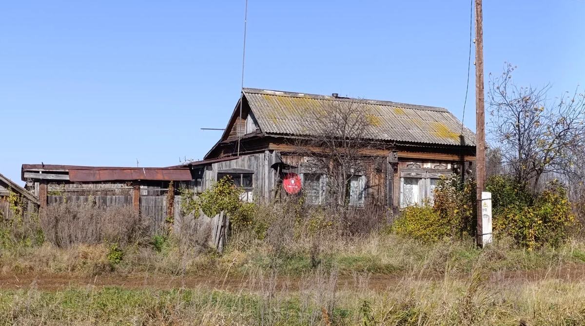 кто-то бросил этот домик, чтобы в нем жил дядя Федор, пес и кот