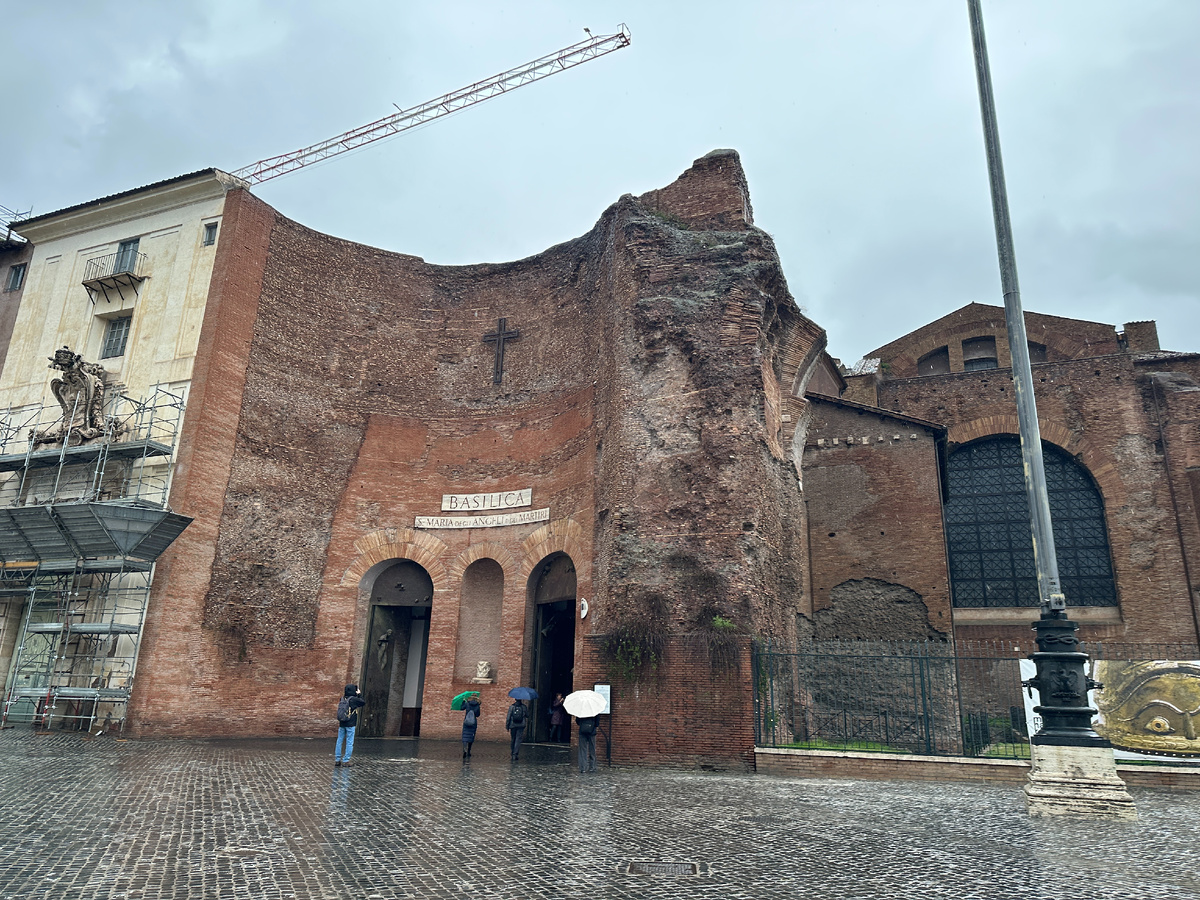 Неприметная базилика Санта-Мария-Дельи-Анджели-э-Деи-Мартири