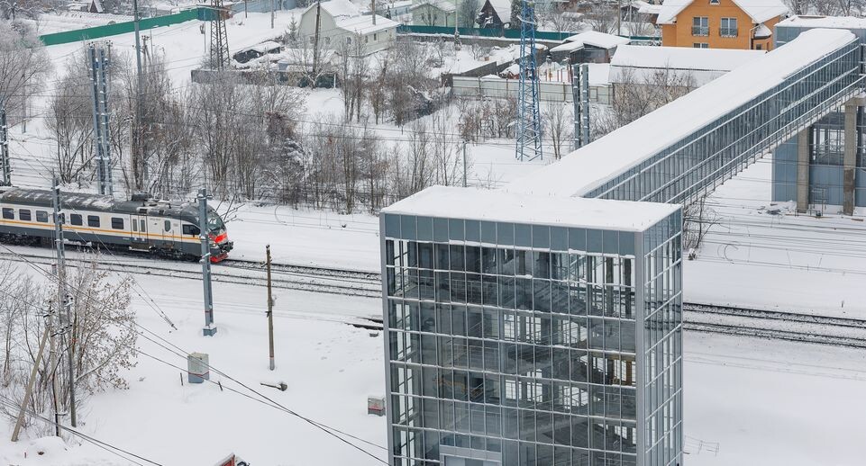    Надземный пешеходный переход через жд-пути, соединяющий улицы Кольцевую и Полевую в Лобне / Медиасток.рф