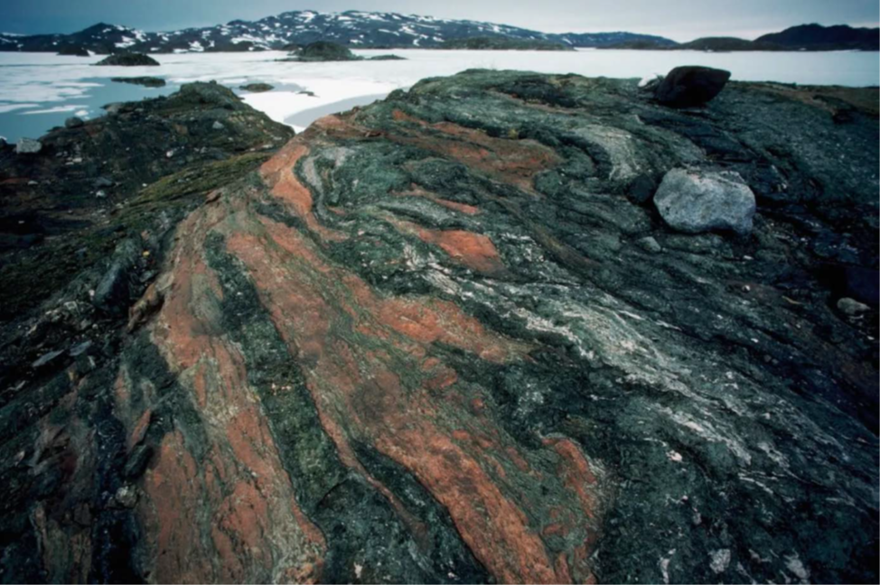 Рис. 1. Зеленокаменный пояс Исуа, архейский пояс на юго-западе Гренландии возрастом от 3,7 до 3,8 миллиарда лет [2].
