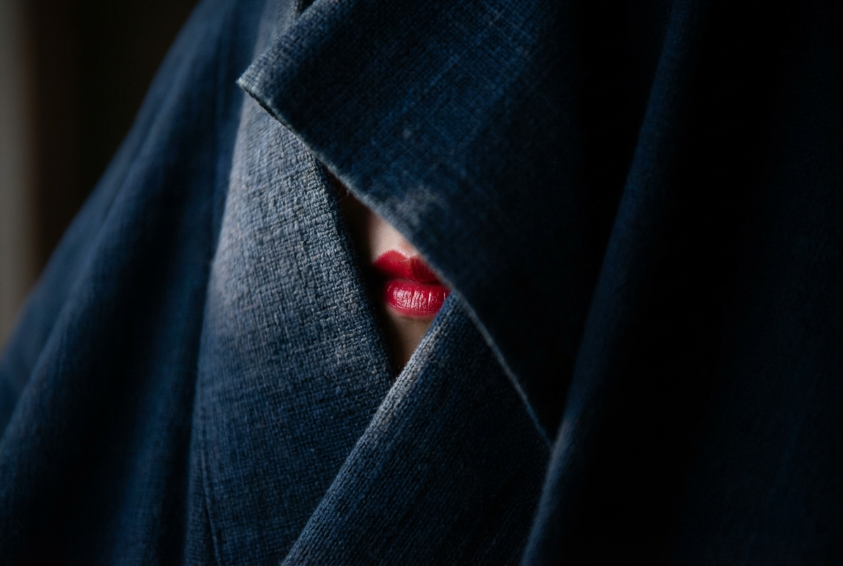 Яркая помада под черной чадрой. Никто не видит, но она знает. Это способ не забыть, кто ты есть на самом деле.