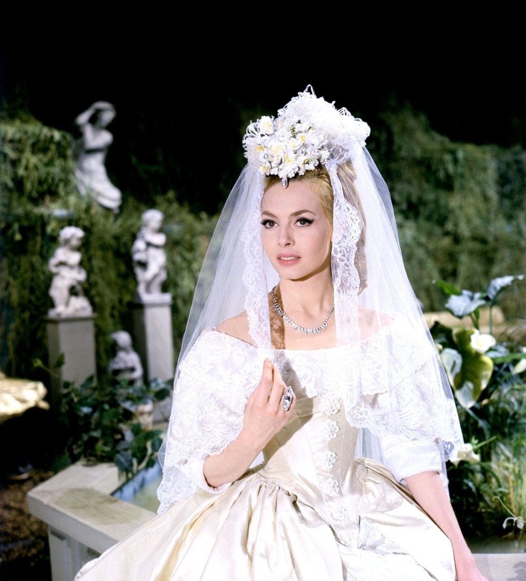 Свадебный образ Анжелики в фильме "Анжелика - маркиза ангелов". Материал:  сообщество АНЖЕЛИКА, графиня де Пейрак.