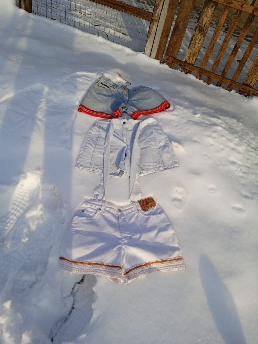 Собственное фото автора от 28 января 2026 г. Мои шорты на снегу.