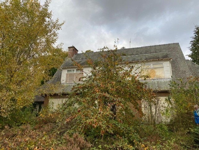 Фото совершенно заброшенного дома, когда-то принадлежащего менеджеру группы Nazareth, в местечке Scoun, севернее Pert, Scotland (между прочим, Скоун, когда-то был средневековым местом коронации шотландских королей, так как там был расположен монастырь и королевская резиденция-дворец "Скоун", сохранившийся до сих пор) Дом расположен посреди большого старого сада и прилегающего поля. Постройка 1950-года, а с 2011 года это просто "заброшка". Видно, что дом и территория вокруг в крайне запущенном состоянии, и последний аукцион от 18.02.2025 года желающих приобрести это требующее ремонта имение не появилось. Тем более, за каких-то 250 000 фунтов стерлингов! (Информация и фото от ресурса heraldscotland com.)