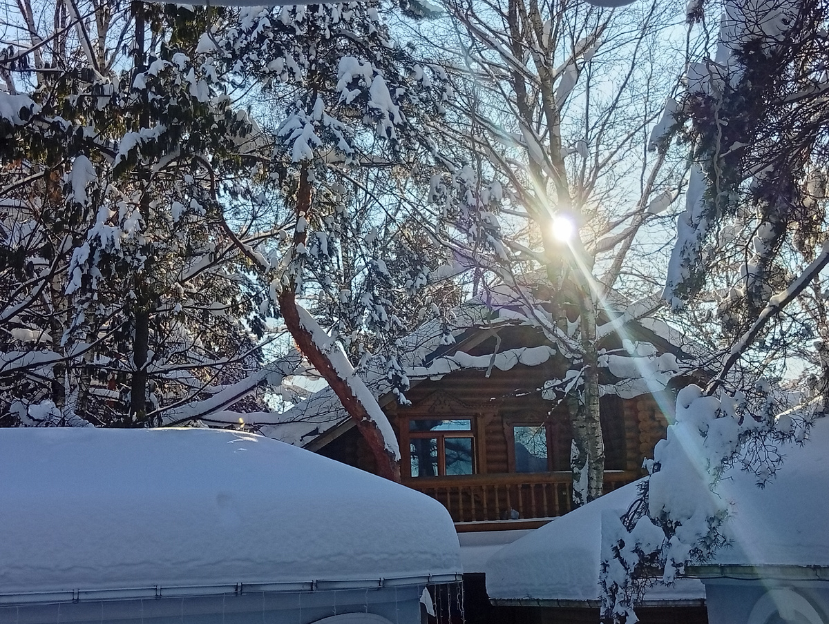 правда красиво у нас. это наш сруб для персонала. моё окно и балкон.