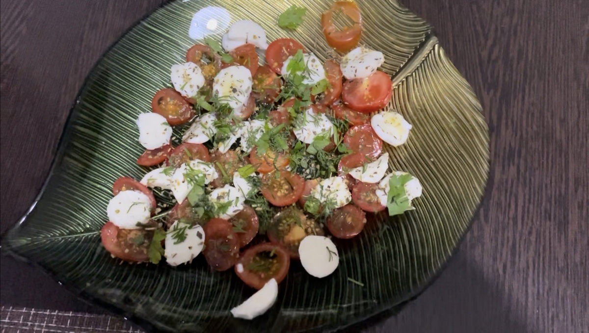 Свежий салат из черри.