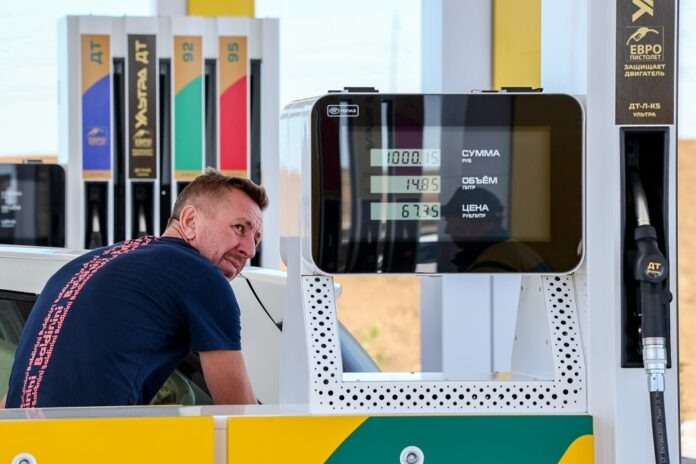    График и схемы, объясняющие причины топливного парадокса 2029 года, когда при избытке бензина его реализуют по талонам.