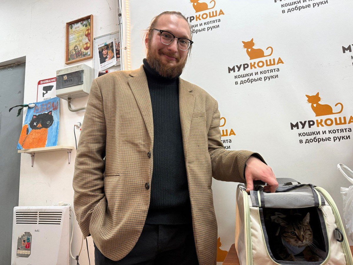 Добрый хозяин пришёл за кошечкой.