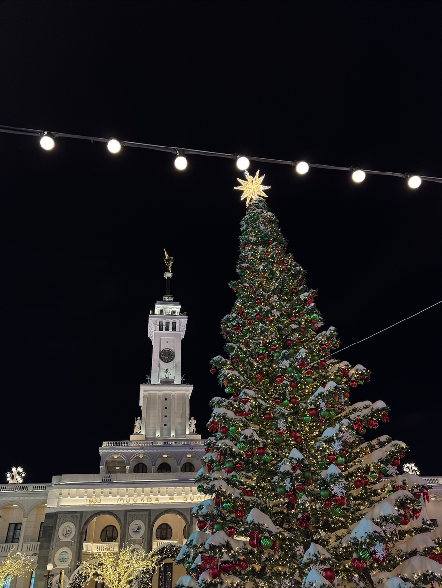 Новогодняя атмосфера рядом с катком