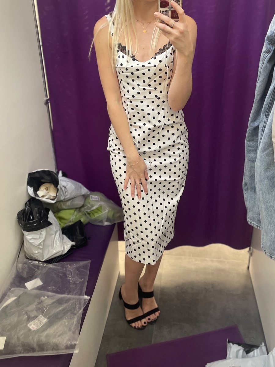 В примерочной.