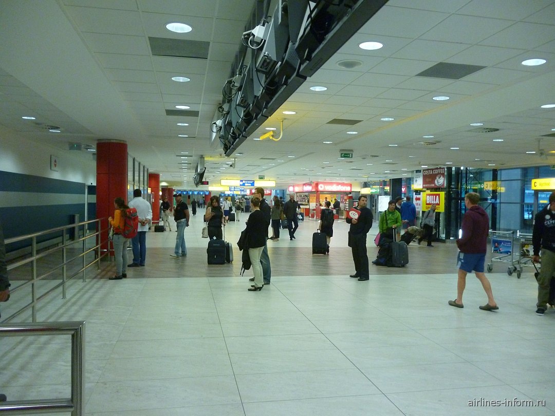    Зал прилета в аэропорту Праги