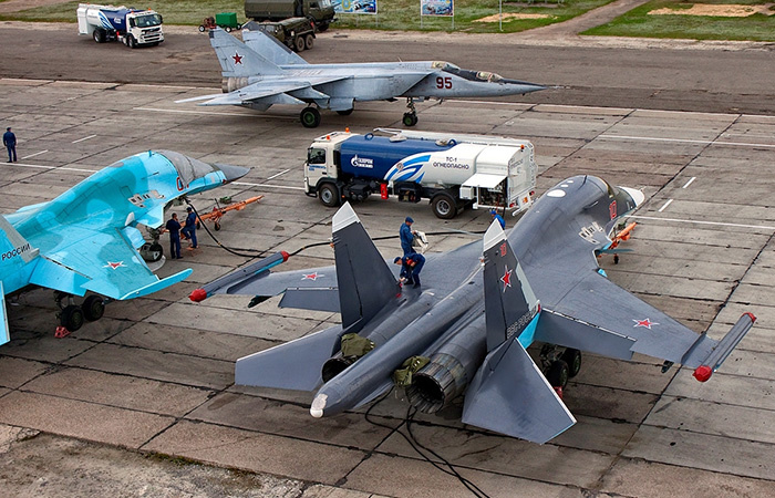 Море топлива в каждый самолёт./ Фото: airliners.net