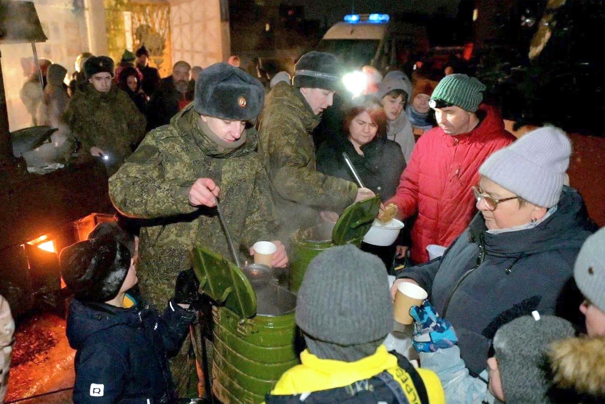    Военные готовили для жителей обесточенных домов горячую еду и чай./Из официального ТГ-канала главы Мурманска Ивана Лебедева