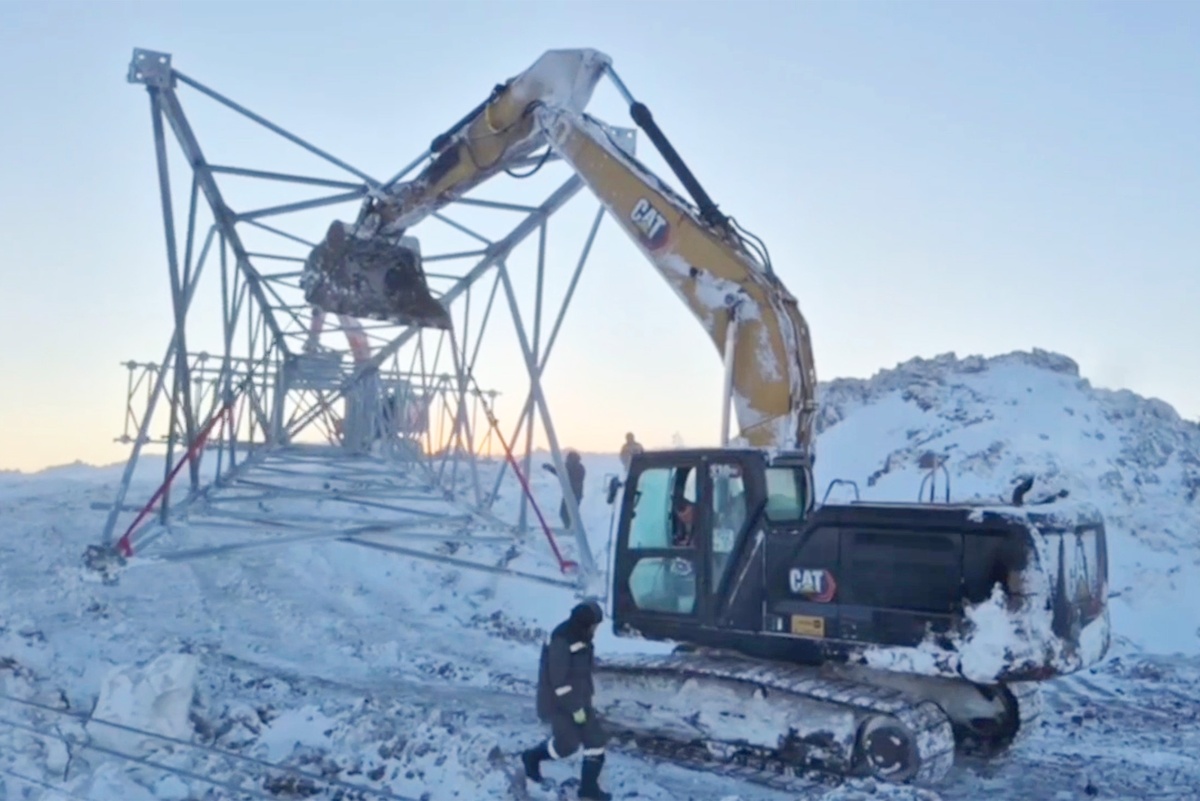    Как скромно сформулировали "Россети", на линии электропередачи произошло "технологическое нарушение". / Фото: rossetisevzap/ Telegram