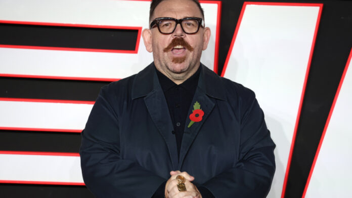    Иллюстрация Ника Фроста за вязанием с магическими элементами и графоманией на фоне волшебного Хогвартса