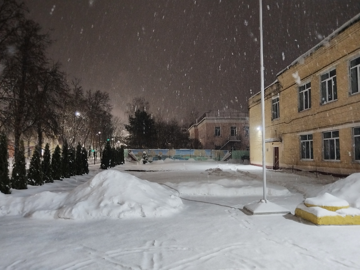 Школа ночью