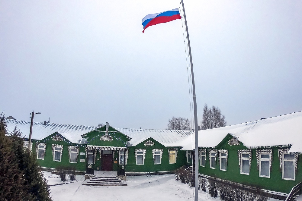    Нежитинская школа сгорела в эпоху Ельцина, и построили новую тоже в эпоху Ельцина. Новое здание было возведено в рекордные сроки. Ученики и учителя с любовью называют свою школу: "зимой и летом - одним цветом". / Фото: Сергей Михеев/РГ