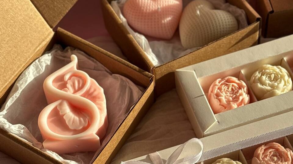 Корпоративные подарки к 8 Марта: свечи ручной работы оптом и в розницу