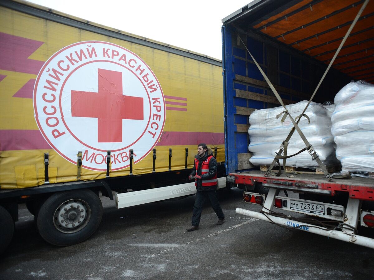    Российское общество Красного Креста, старейшее в мире, не только живо, но и работает: на фото - отправка гуманитарной помощи в Луганск | © РИА Новости / Рамиль Ситдиков
