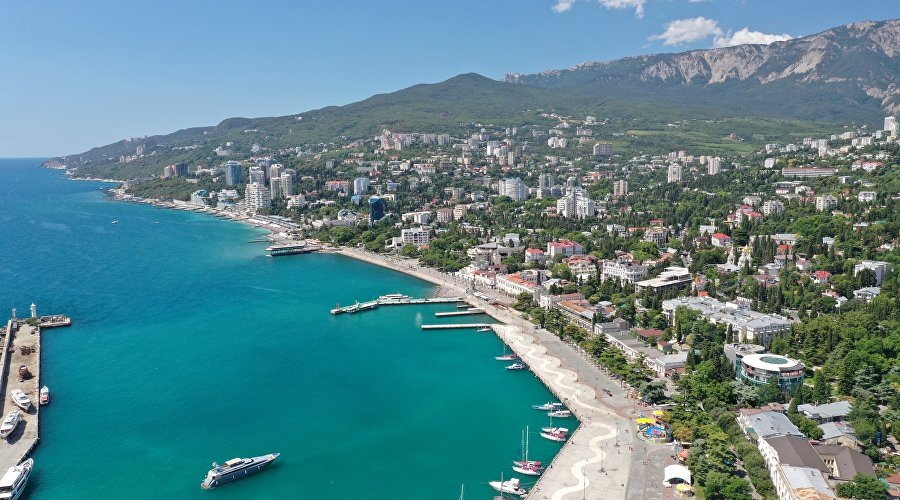 Ялта с высоты птичьего полёта — узкая полоска города между горами и морем