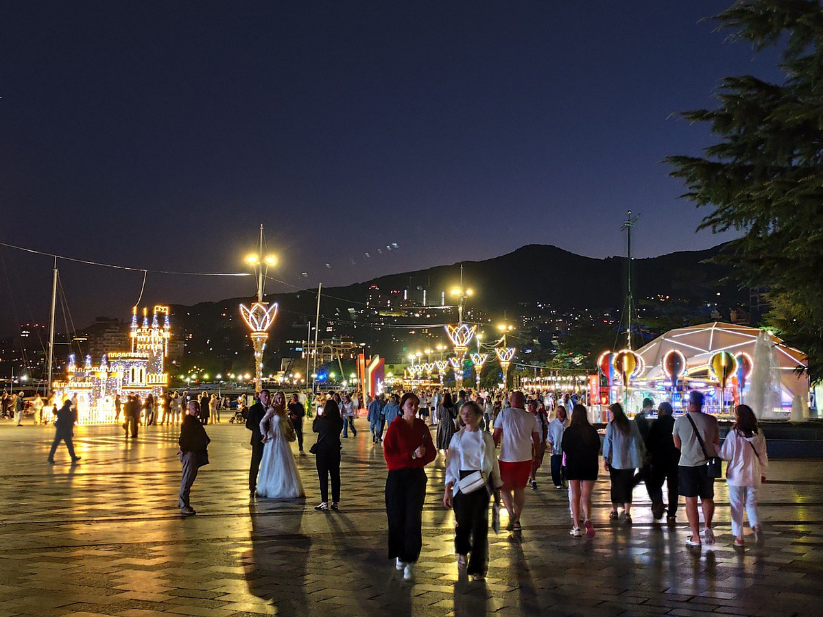 Набережная Ялты вечером — фонари, пальмы, тёплый свет из кафе