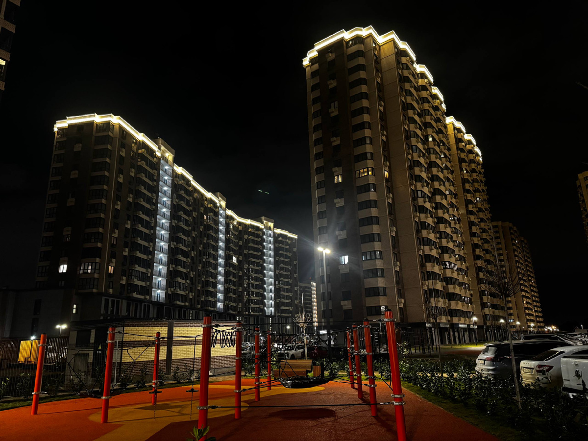 Ночной двор многоэтажек.