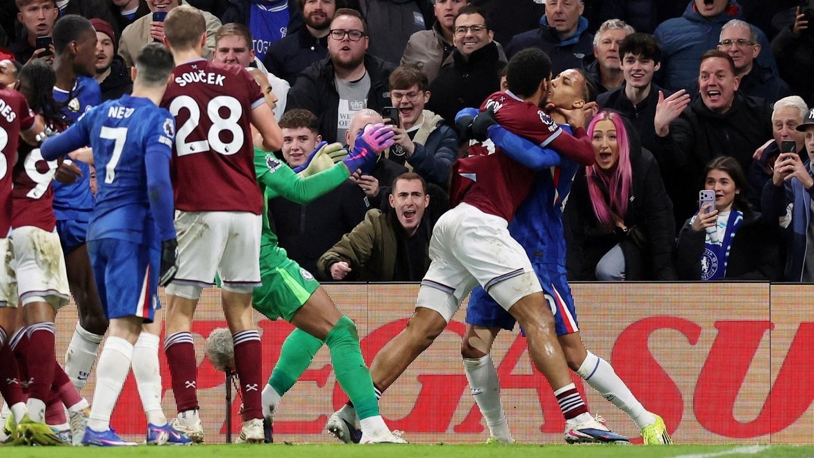    Потасовка Жан-Клера Тодибо и Жоао Педро в матче «Челси» — «Вест Хэм» 31 января. Reuters